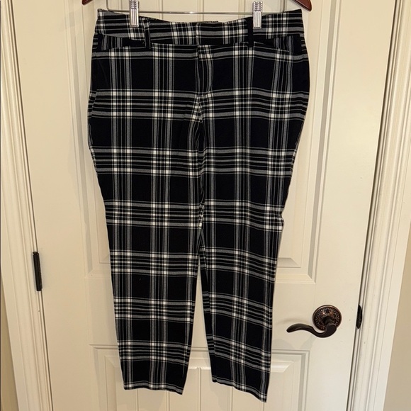 Old Navy Black and White Plaid Cropped Pants with Ankle Length Pixie - Picture 1 of 12